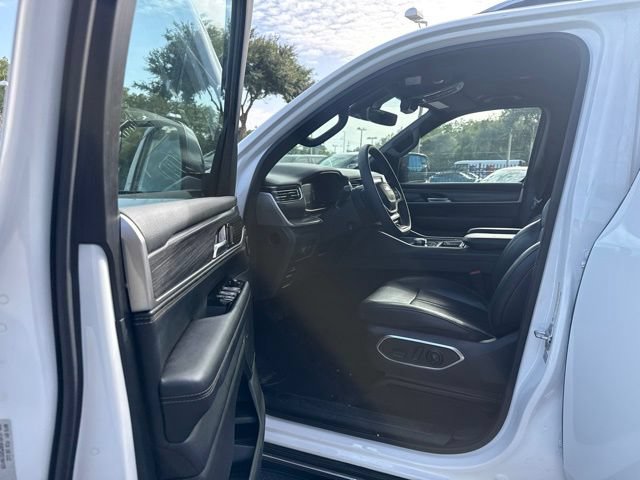 Used 2024 Jeep Wagoneer L Series II w/ Flexible Seating Group RWD image 13