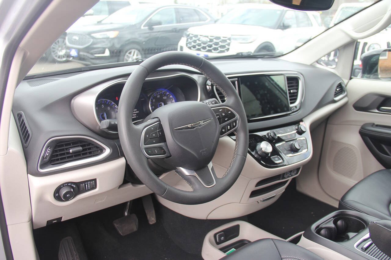 Used 2024 Chrysler Pacifica Touring-L FWD image 33