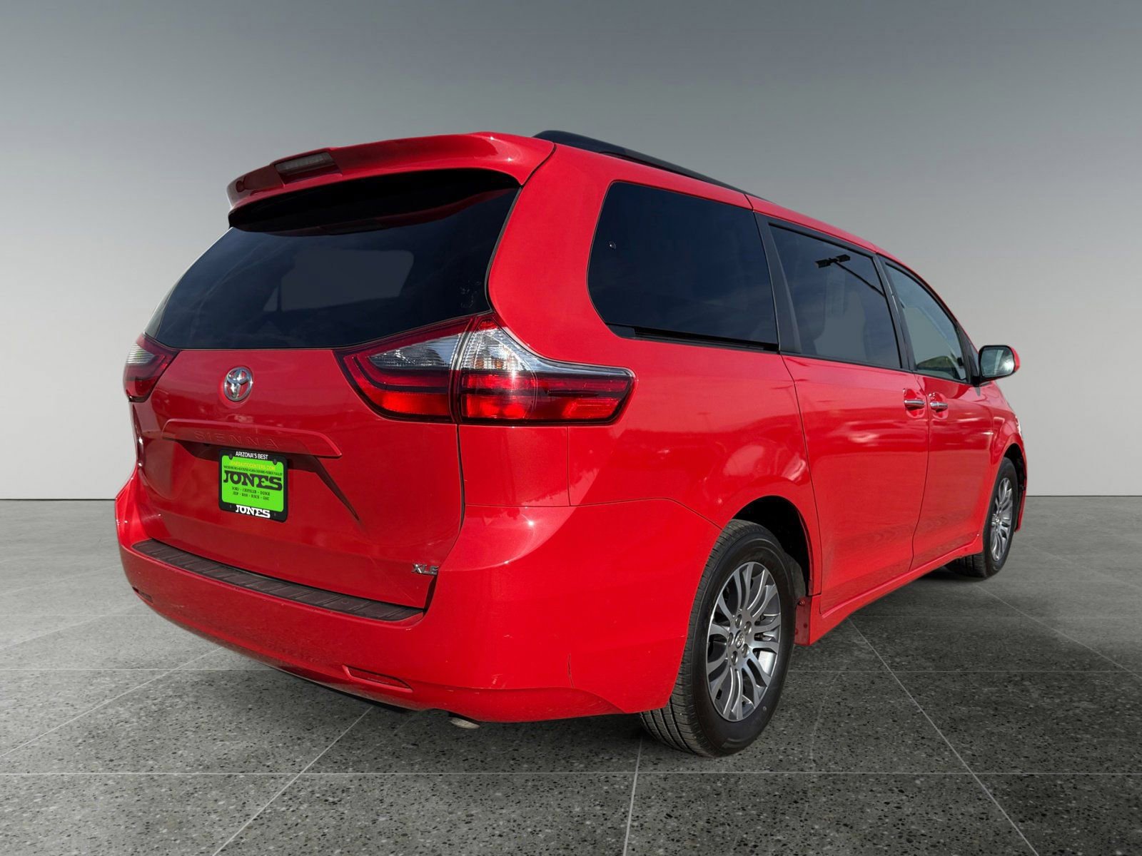 Used 2020 Toyota Sienna XLE image 4