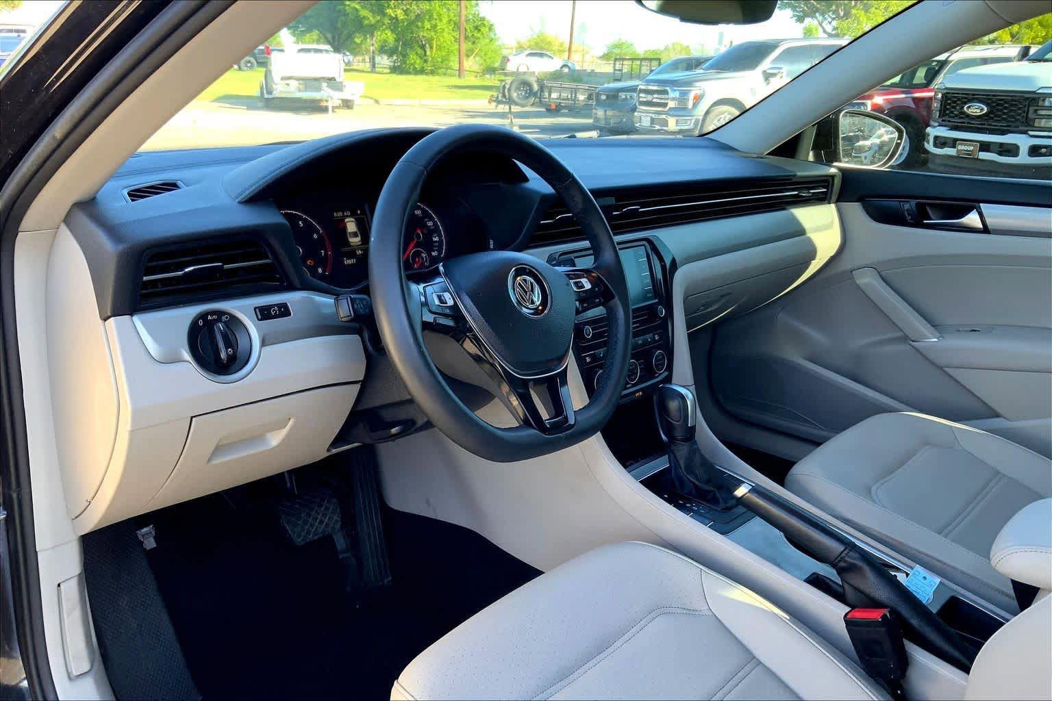 Used 2022 Volkswagen Passat 2.0T SE FWD image 15
