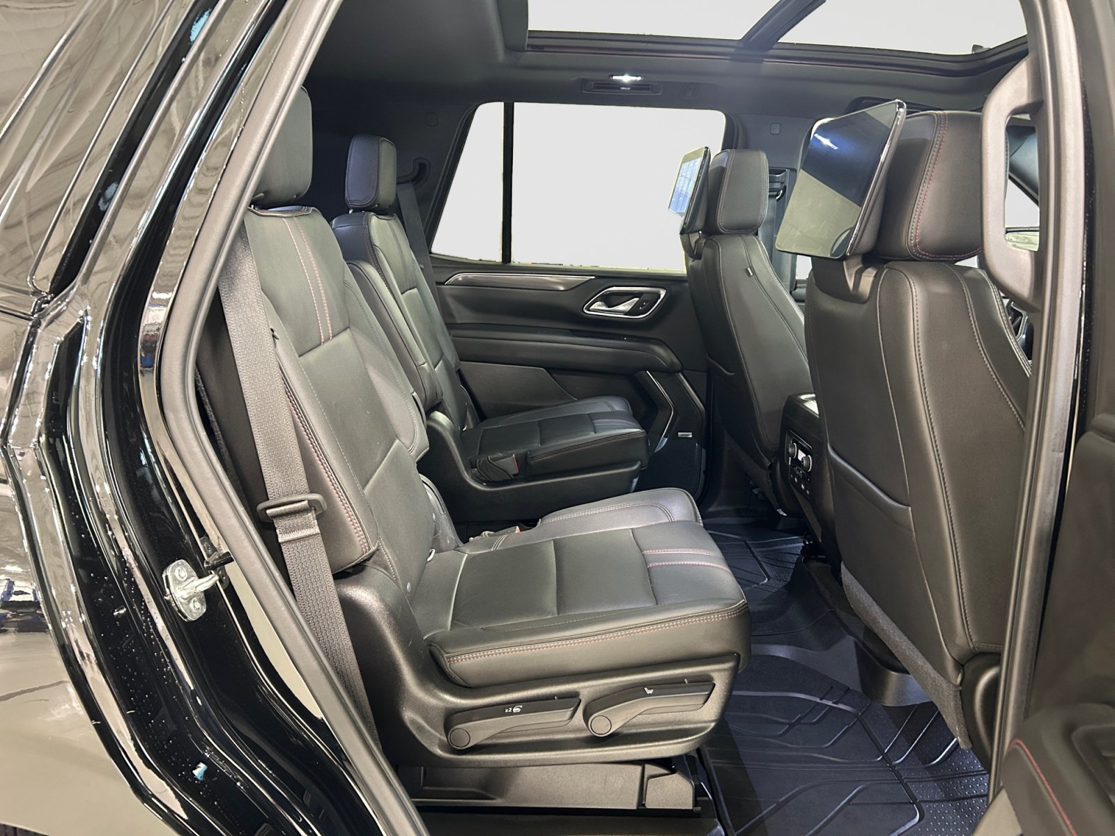 Used 2021 Chevrolet Tahoe RST w/ Luxury Package RWD image 25