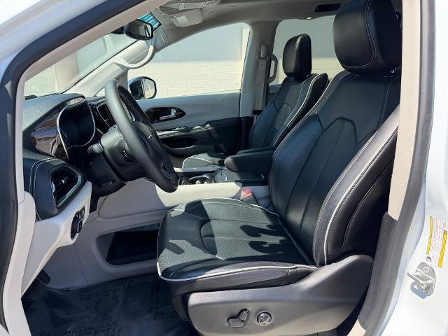Used 2023 Chrysler Pacifica Limited AWD/4WD image 11