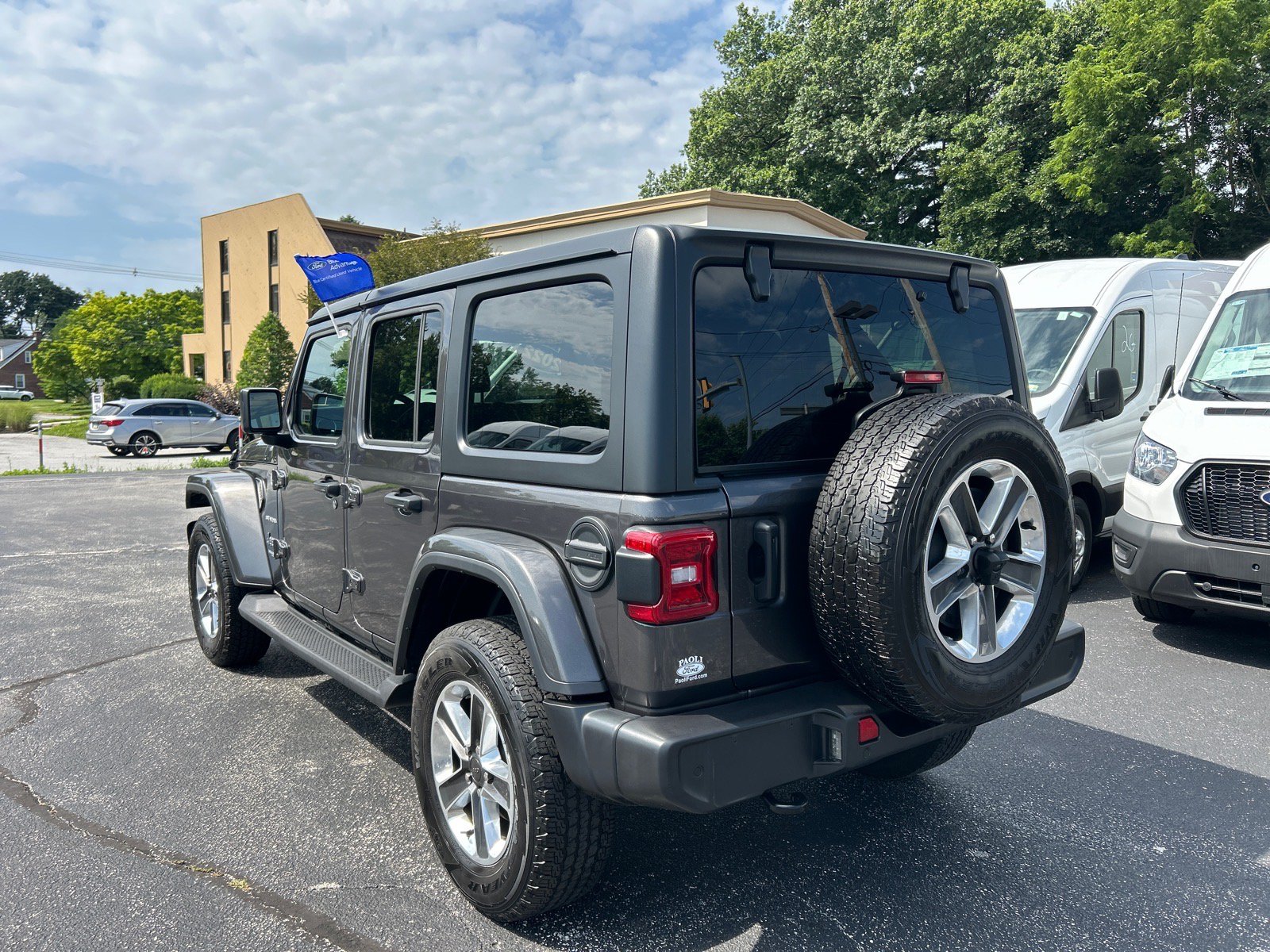 Used 2022 Jeep Wrangler Unlimited Sahara w/ Cold Weather Group AWD/4WD image 12