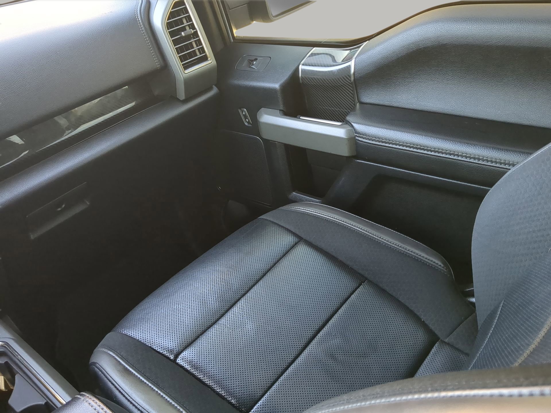 Certified 2019 Ford F150 Raptor w/ Equipment Group 802A Luxury image 45