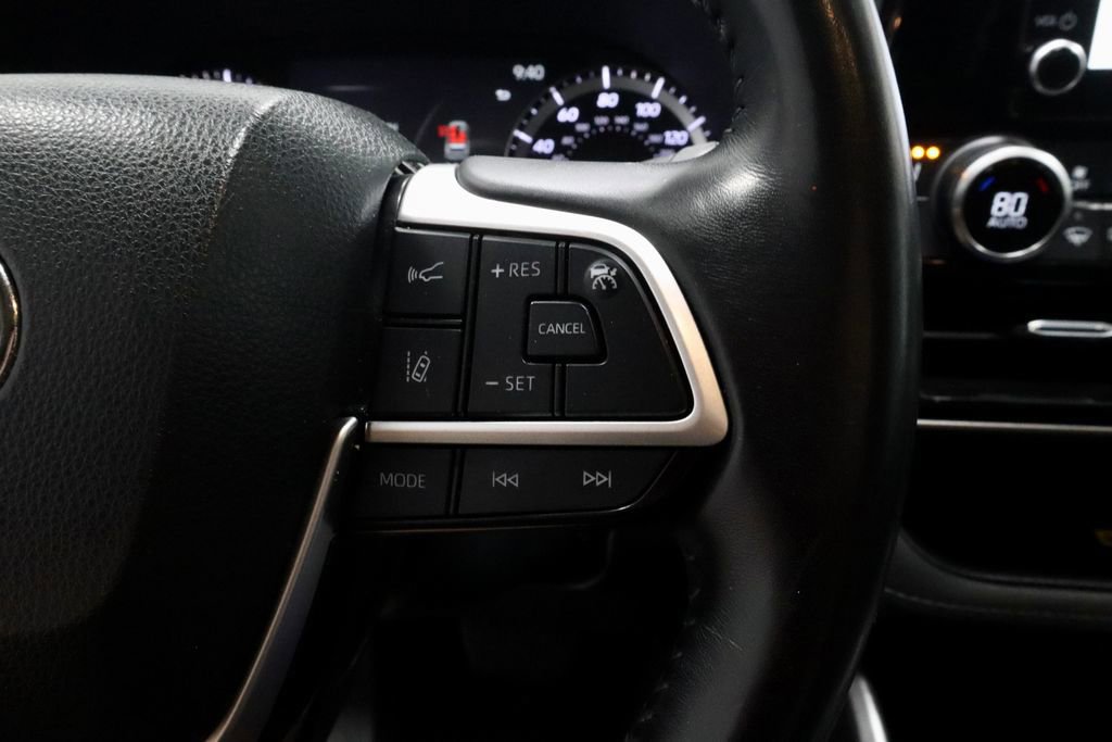 Used 2023 Toyota Highlander XLE AWD/4WD image 29