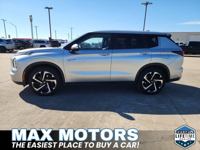Used 2023 Mitsubishi Outlander SE image 2