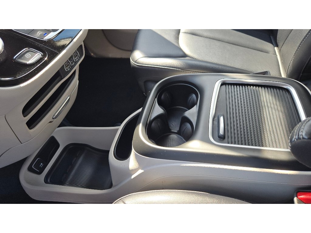 Used 2024 Chrysler Pacifica Touring-L FWD image 38