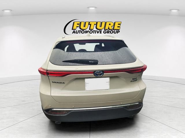 Used 2022 Toyota Venza XLE image 3