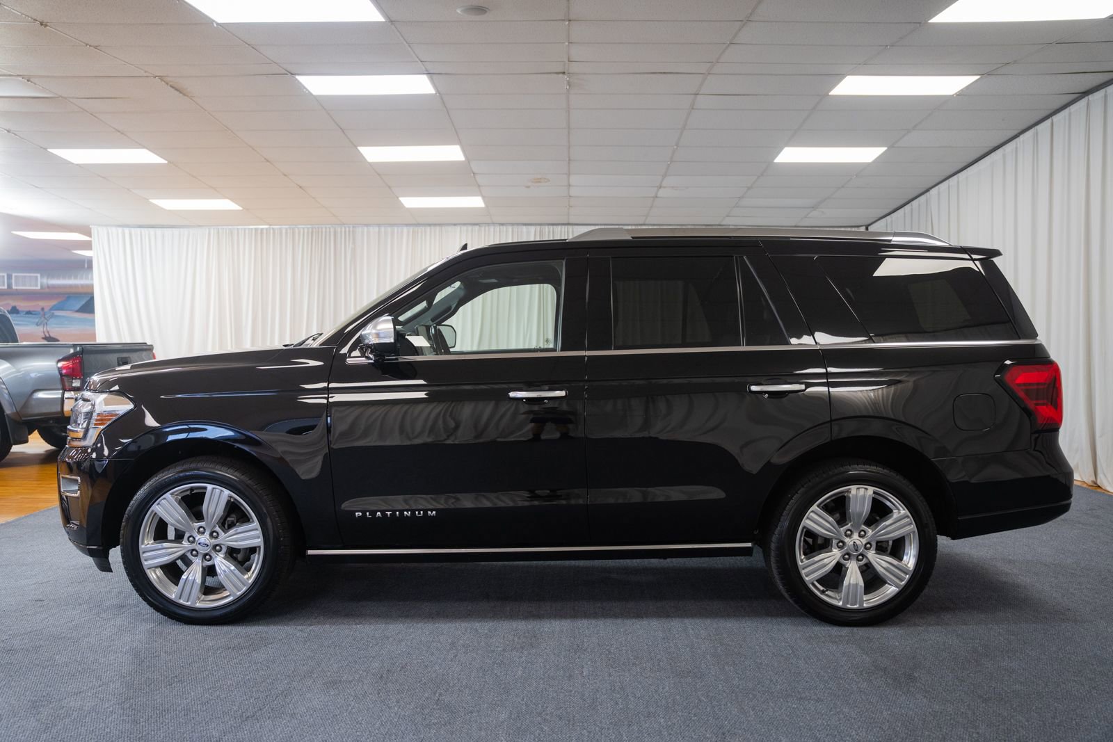 Certified 2023 Ford Expedition Platinum AWD/4WD image 4