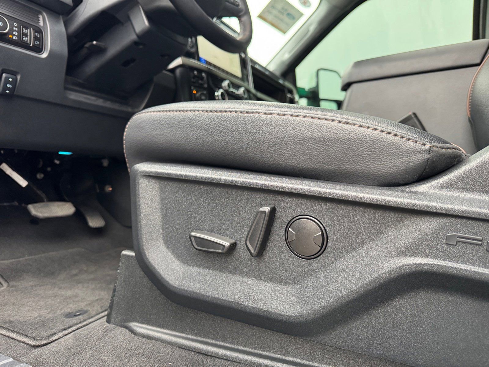 Certified 2025 Ford F250 Lariat w/ Lariat Ultimate Package image 19