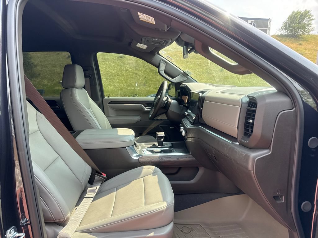 Used 2025 GMC Sierra 1500 SLT w/ SLT Convenience Package AWD/4WD image 30