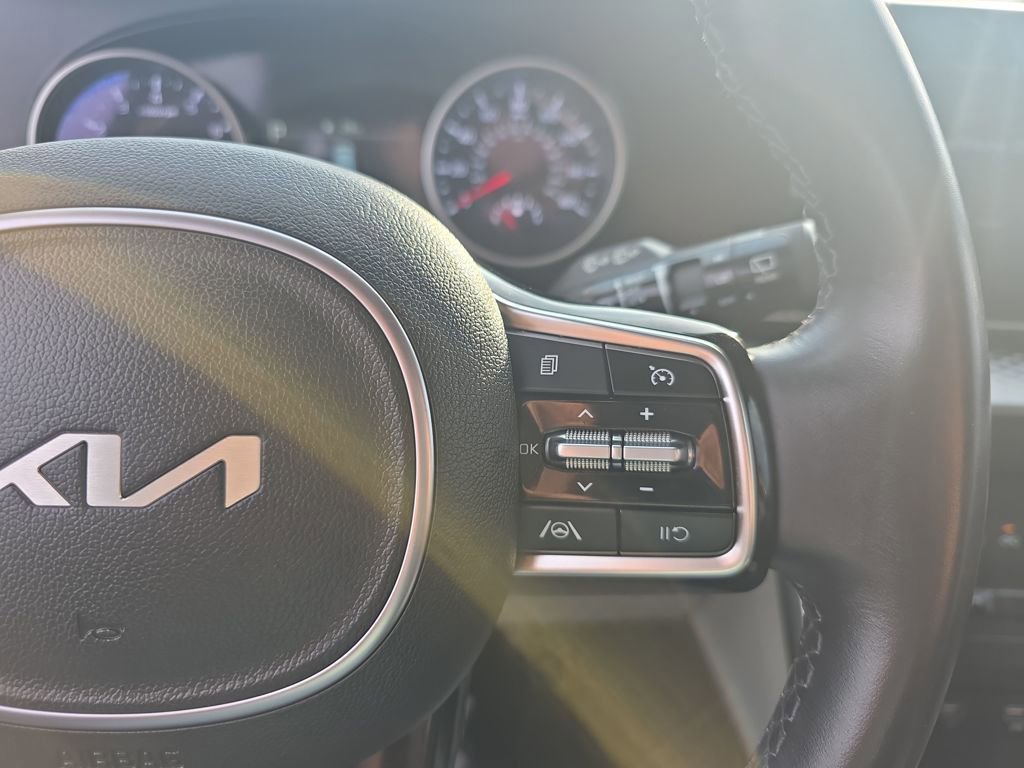 Used 2023 Kia Carnival LX FWD image 23