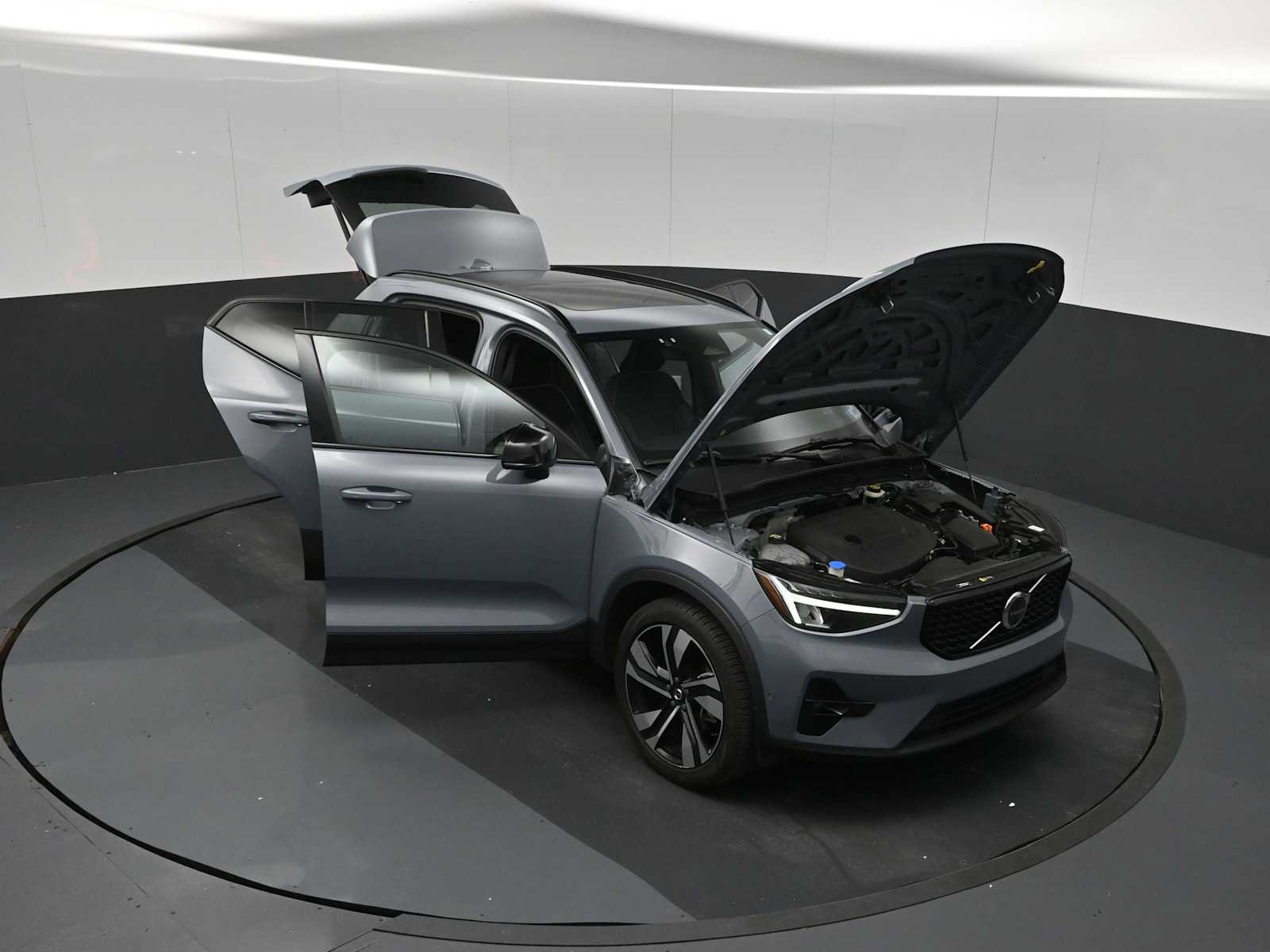 Used 2023 Volvo XC40 B5 Plus w/ Driver Assist Package AWD/4WD image 44