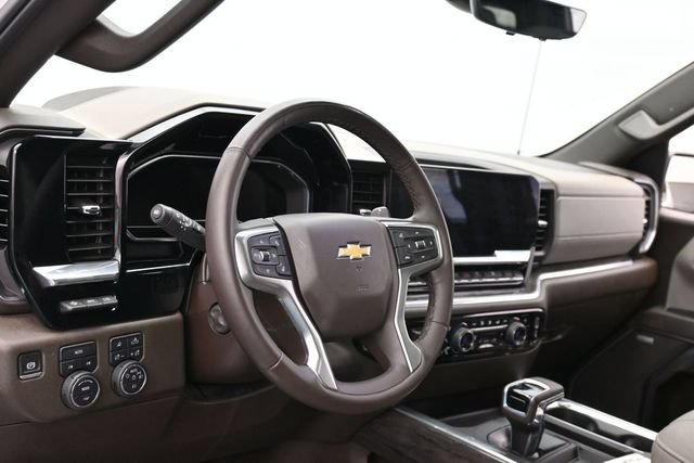 Used 2025 Chevrolet Silverado 1500 LTZ w/ LTZ Premium Package AWD/4WD image 16