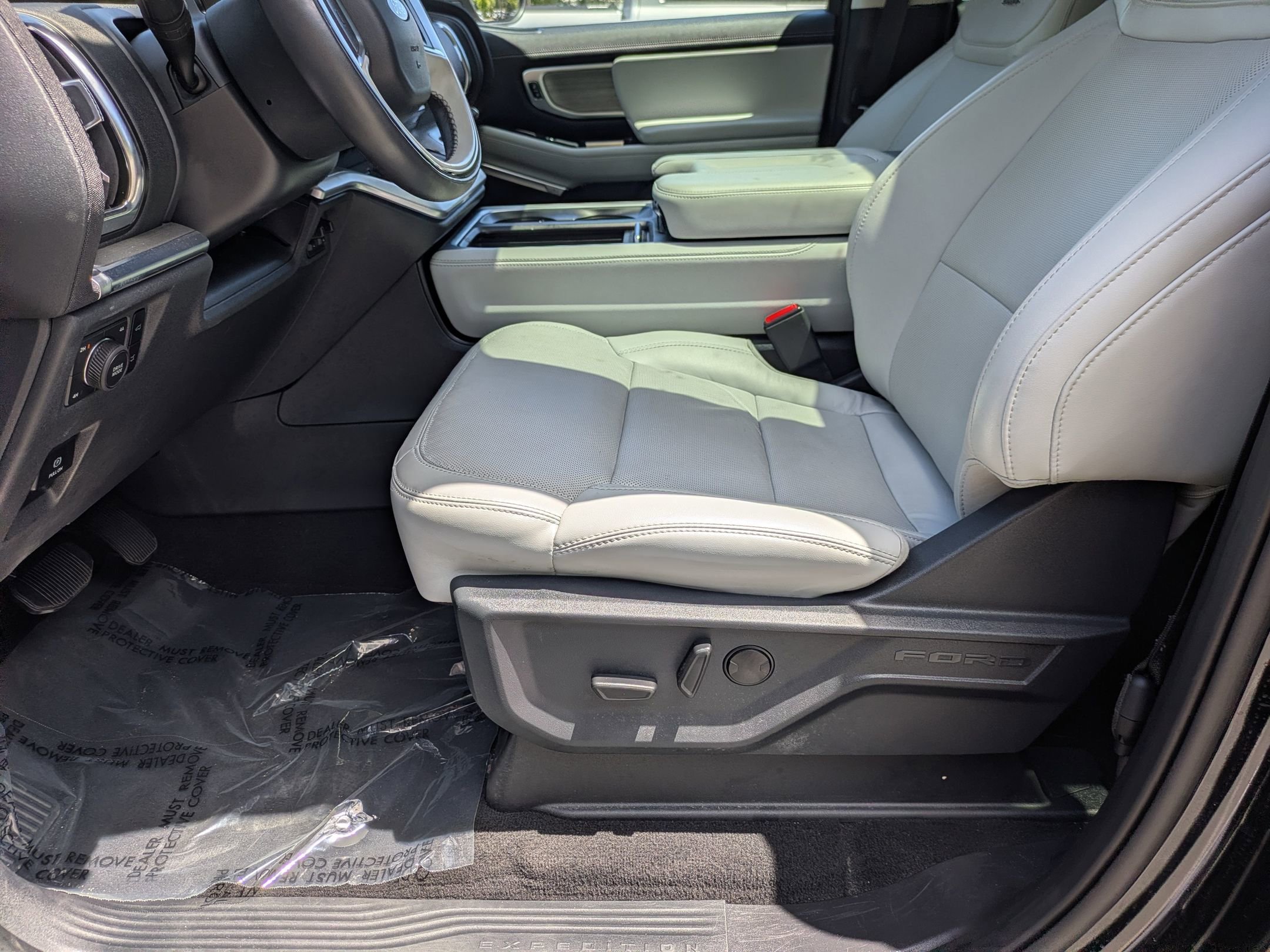 Certified 2025 Ford Expedition Max Platinum w/ Driver's Package AWD/4WD image 13