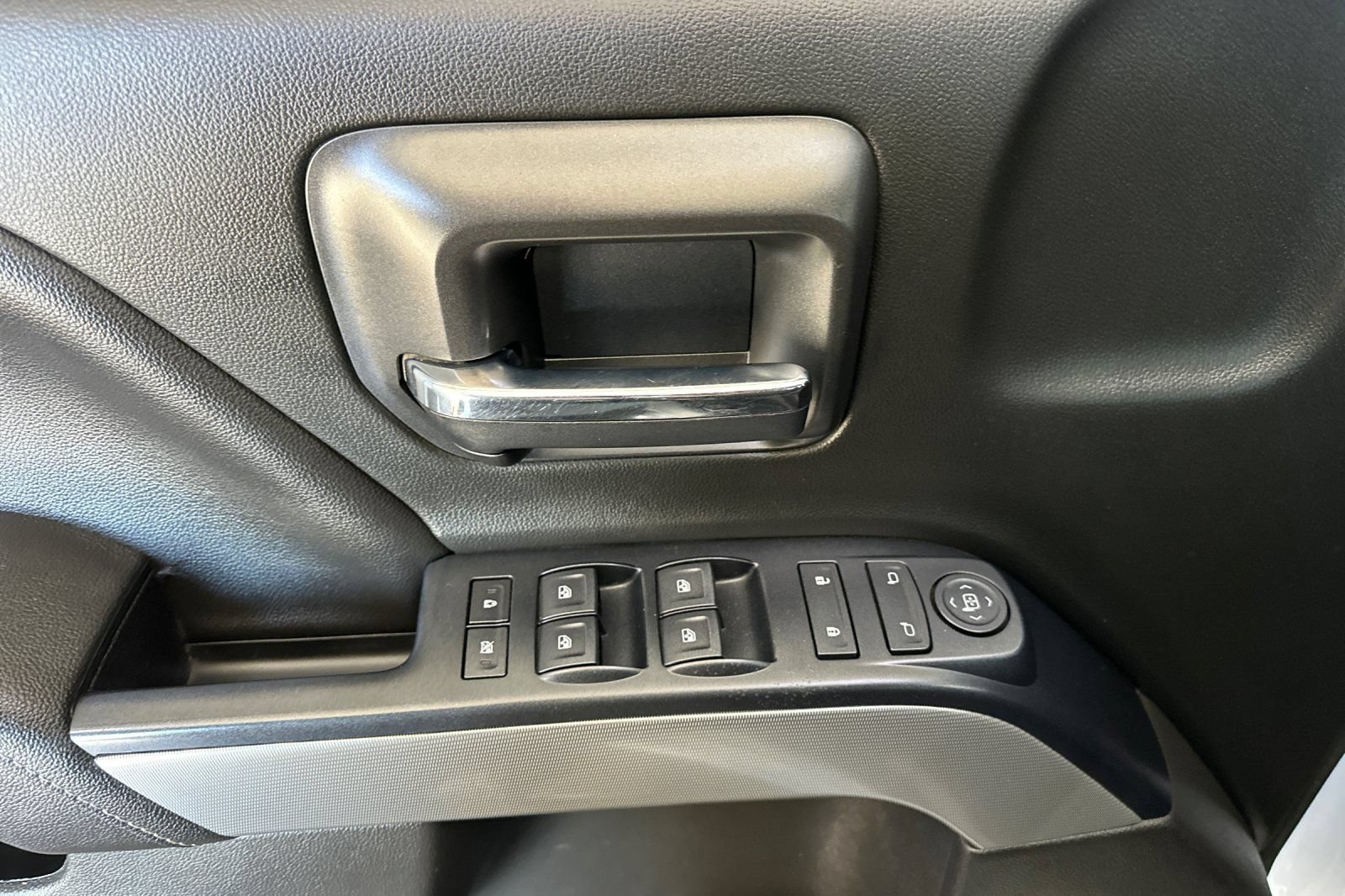 Used 2018 Chevrolet Silverado 1500 LT w/ All Star Edition AWD/4WD image 10