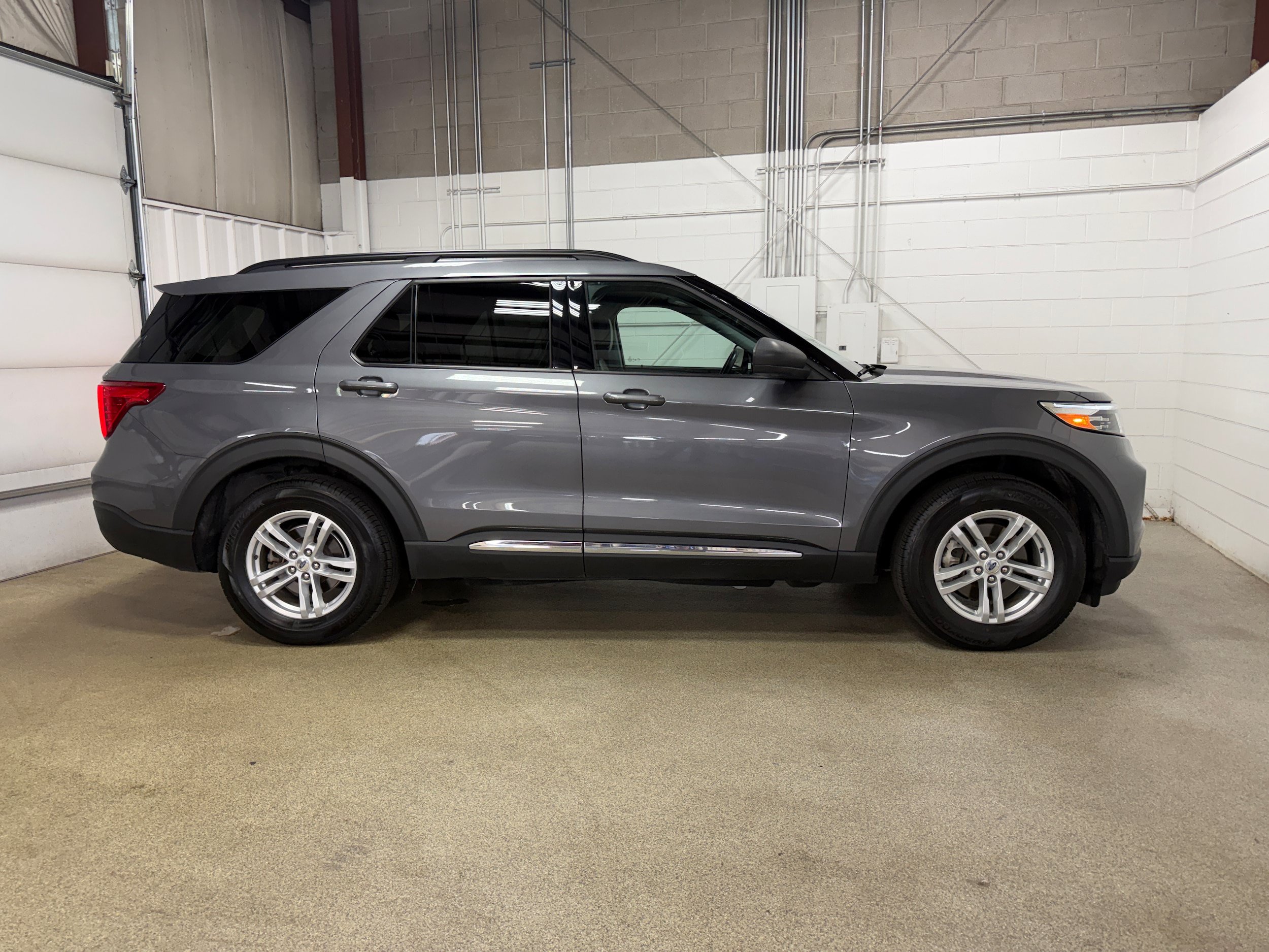 Certified 2021 Ford Explorer XLT w/ Equipment Group 202A AWD/4WD image 6