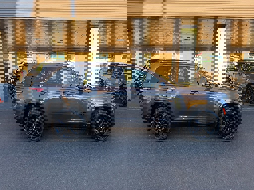 Used 2023 Jeep Grand Cherokee Altitude image 5