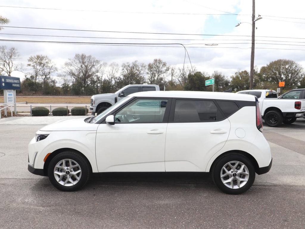 Used 2025 Kia Soul LX w/ LX Technology Package image 2