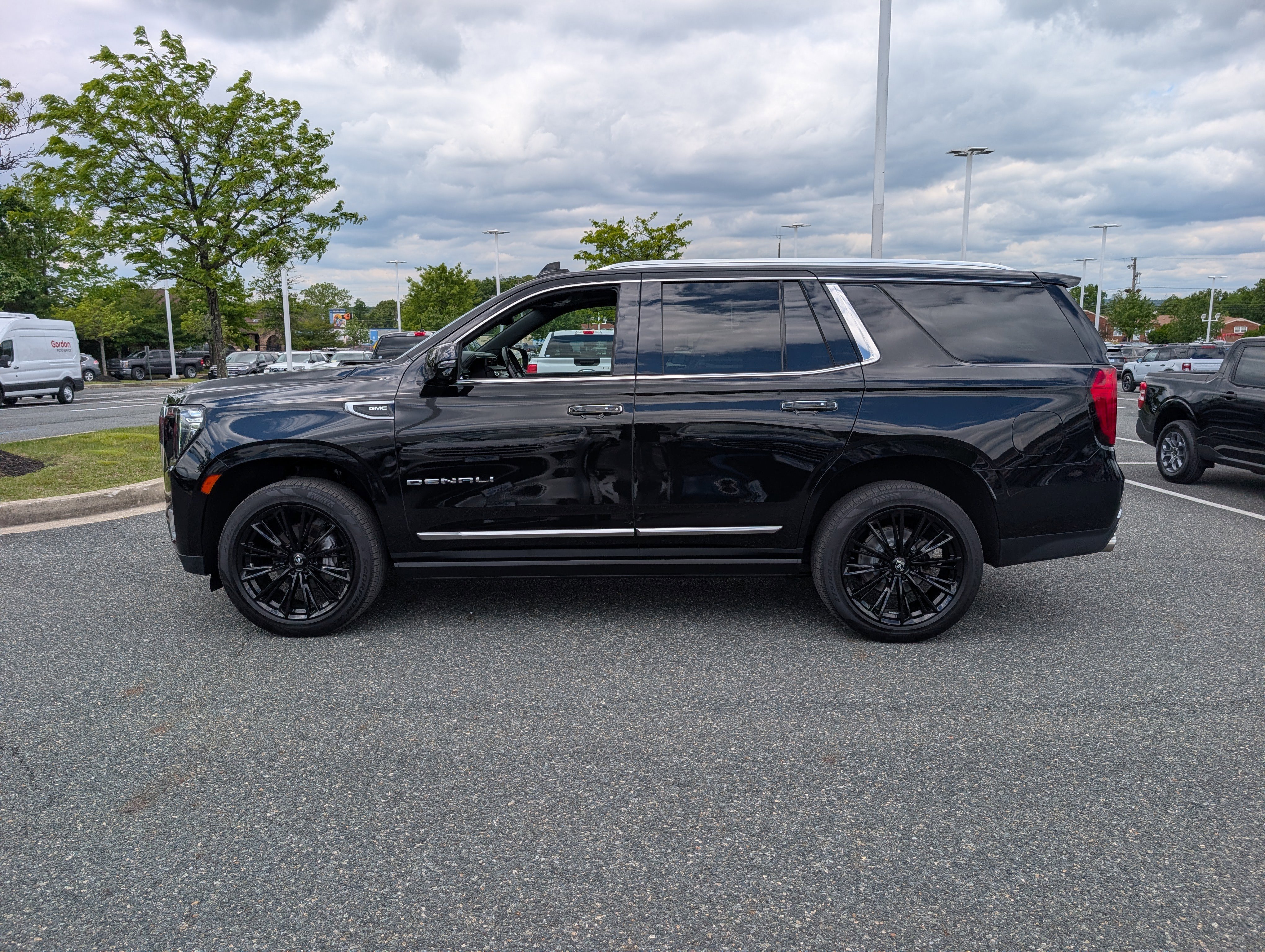 Used 2021 GMC Yukon Denali w/ Denali Premium Package AWD/4WD image 6