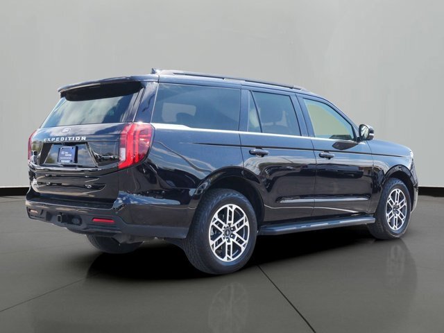 Certified 2025 Ford Expedition Active AWD/4WD image 3