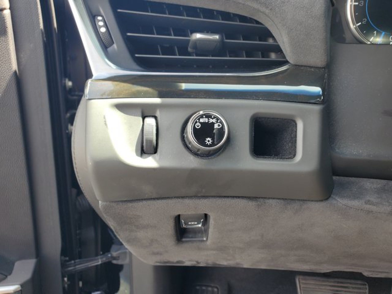 Used 2018 Cadillac Escalade Platinum RWD image 17
