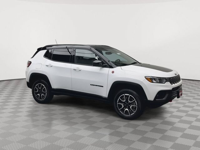 Used 2025 Jeep Compass Trailhawk AWD/4WD image 36