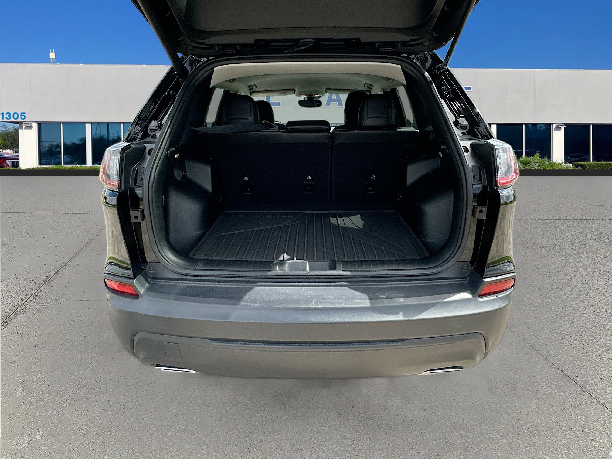 Used 2022 Jeep Cherokee Latitude Lux w/ Mopar Interior Package FWD image 23