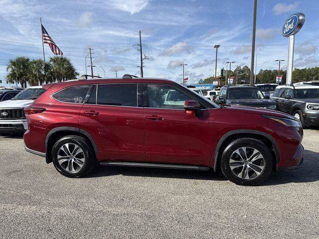 Used 2021 Toyota Highlander XLE image 16