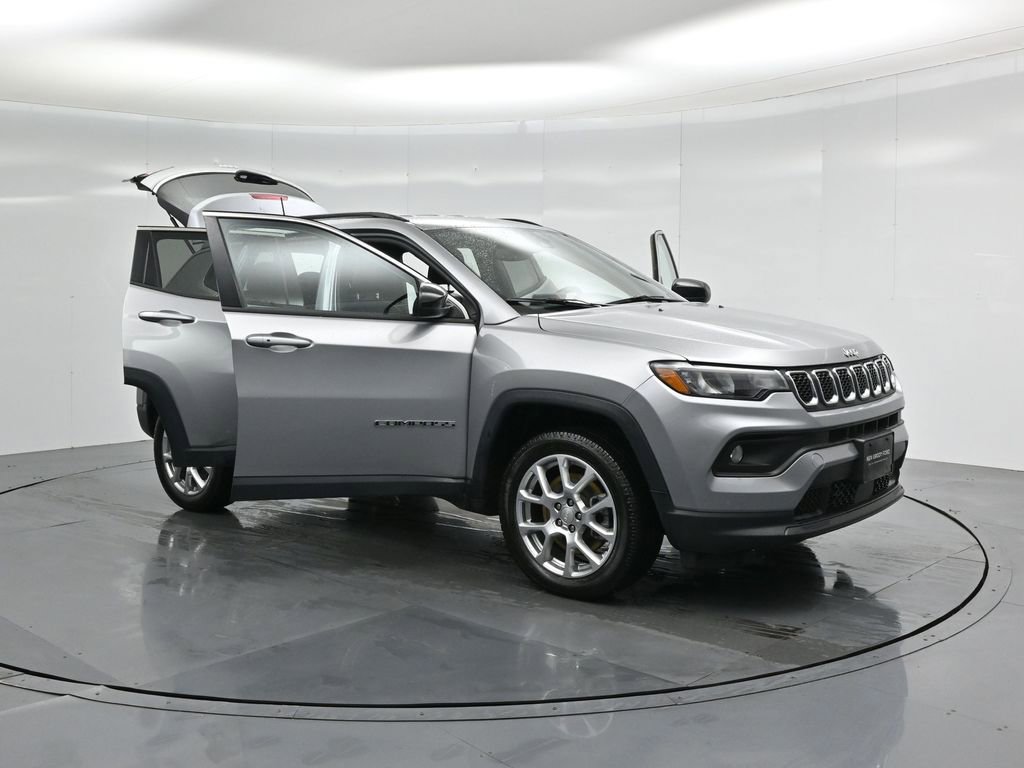 Used 2023 Jeep Compass Latitude image 17