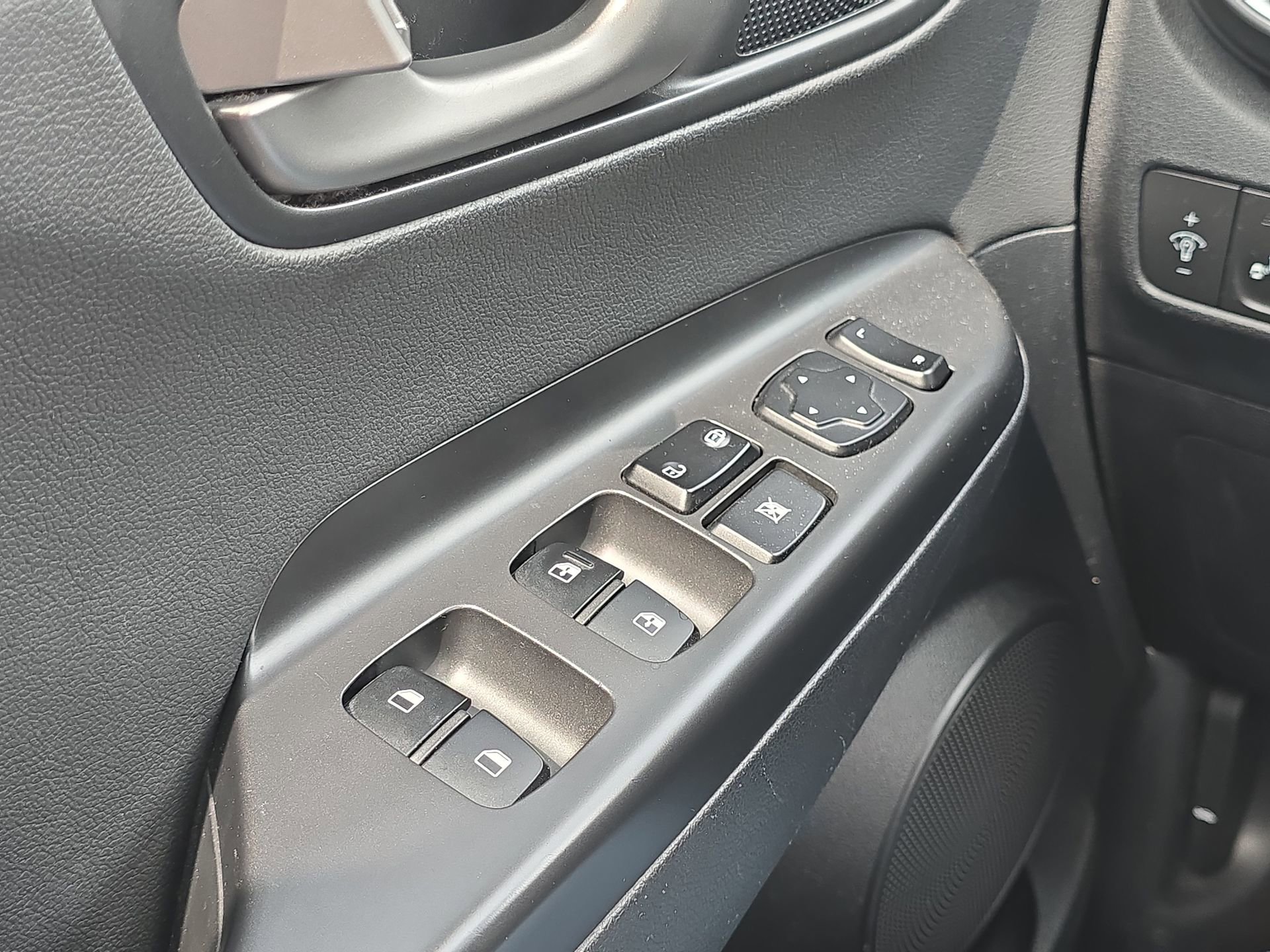 Used 2018 Hyundai Kona Limited FWD image 13