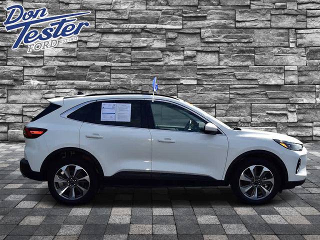 Certified 2023 Ford Escape Platinum AWD/4WD image 2