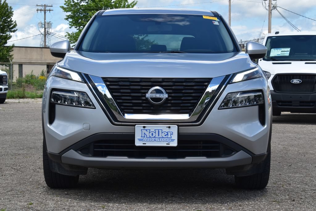 Used 2023 Nissan Rogue SV FWD image 2