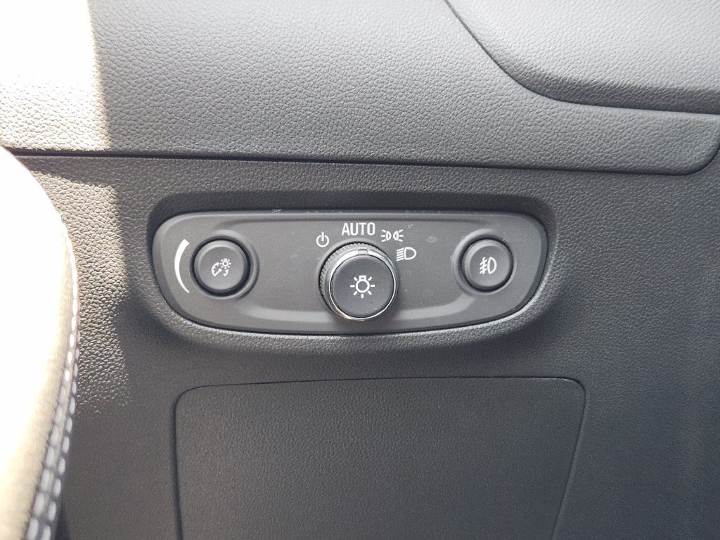Used 2022 Buick Encore GX Select w/ Sport Touring Package FWD image 21