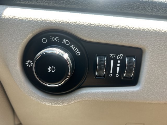 Used 2020 Chrysler Pacifica Limited w/ Advanced Safetytec Group FWD image 26