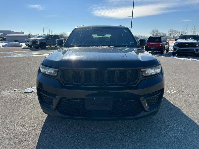Used 2023 Jeep Grand Cherokee Laredo image 9