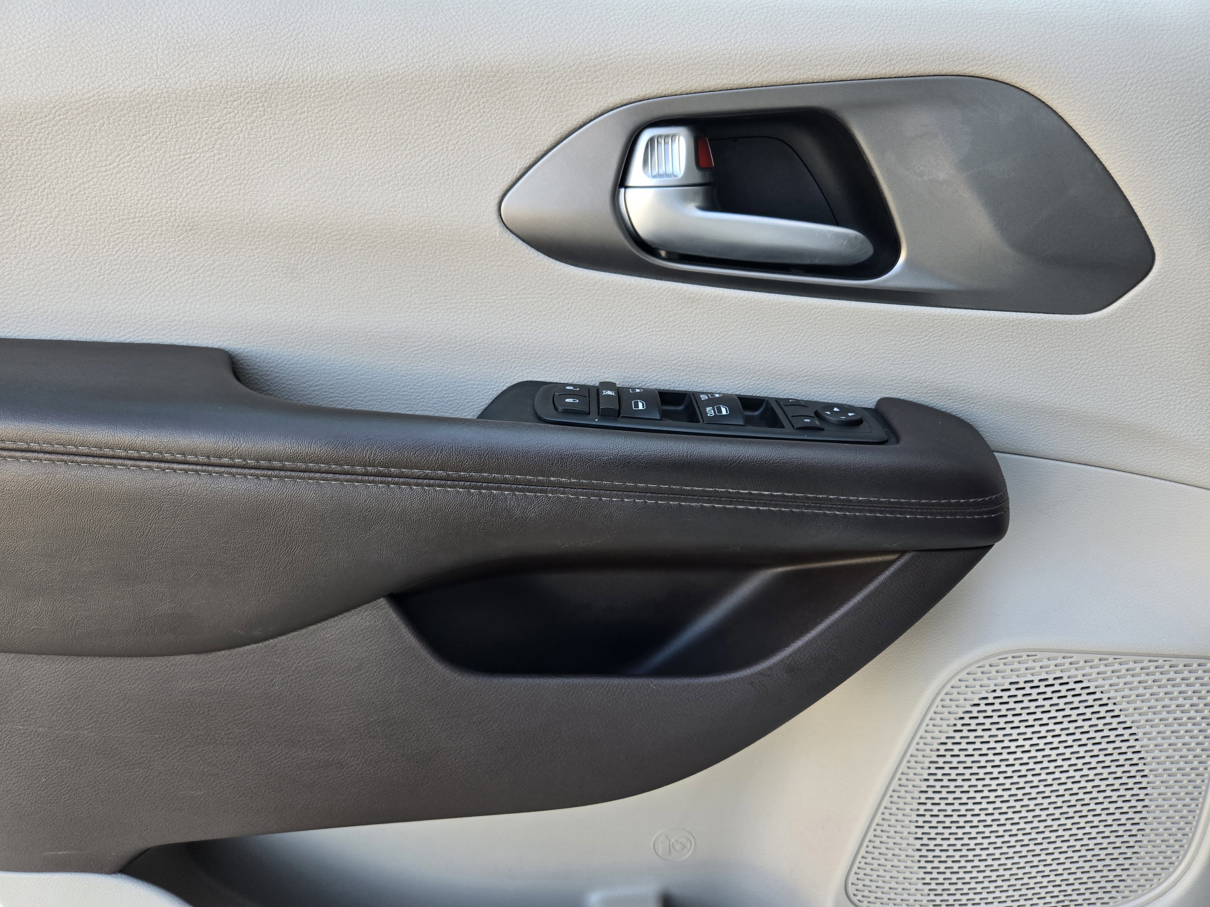 Used 2018 Chrysler Pacifica Touring-L w/ Advanced Safetytec Group image 17