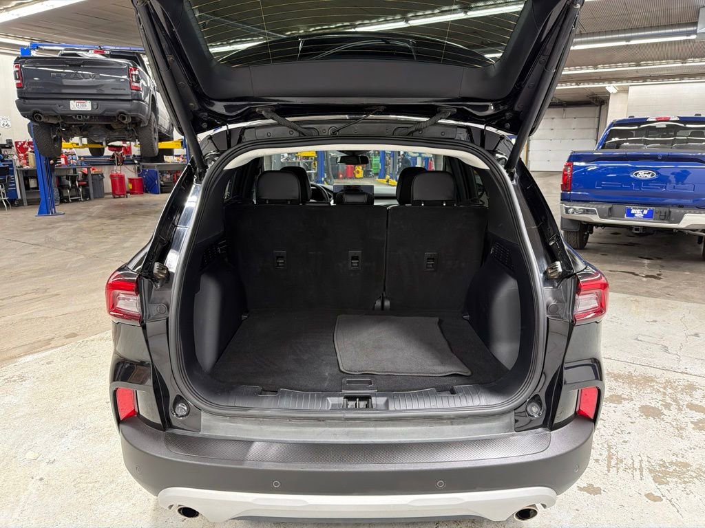 Certified 2025 Ford Escape Platinum AWD/4WD image 5
