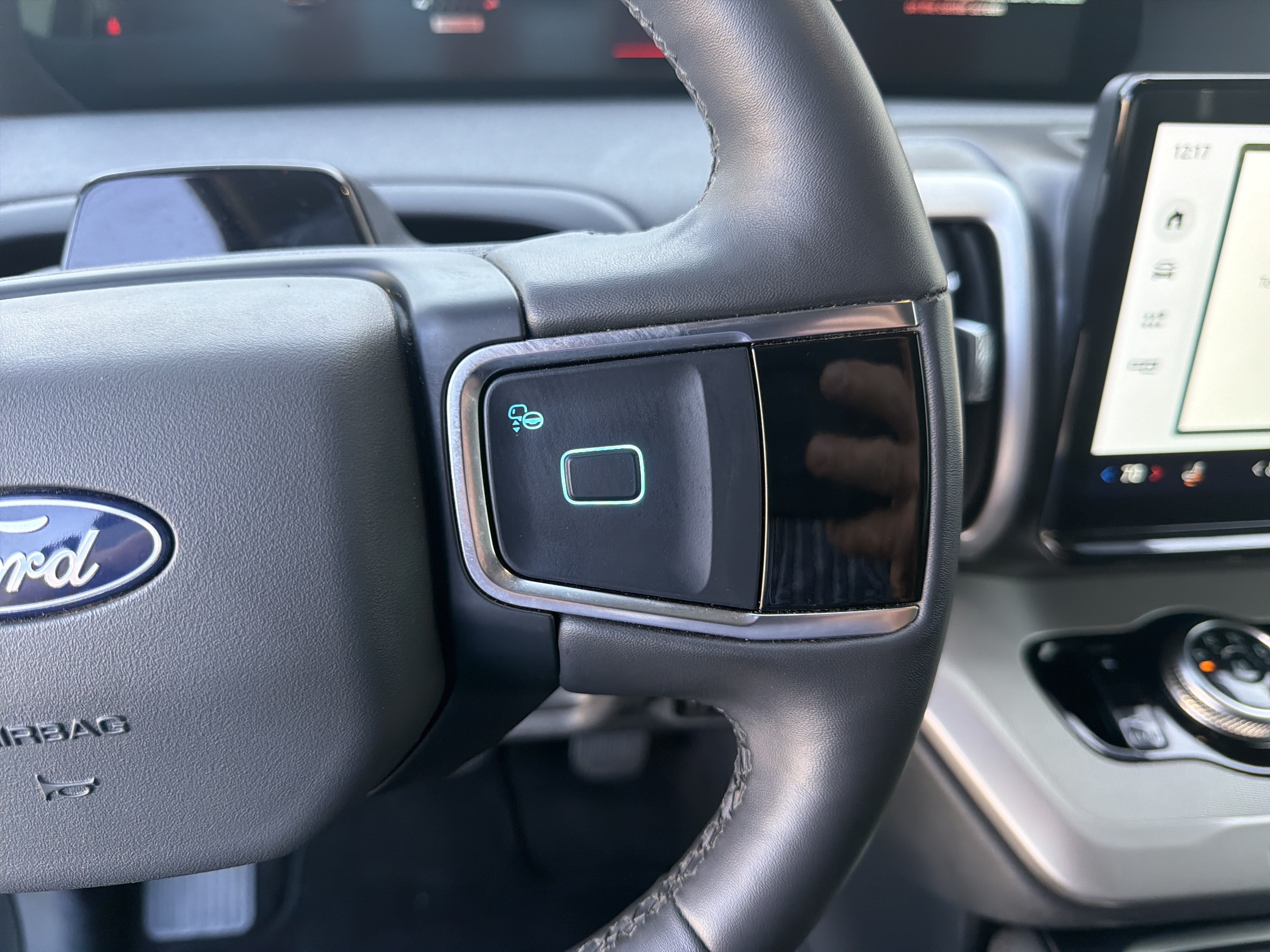 Certified 2025 Ford Expedition Active AWD/4WD image 31