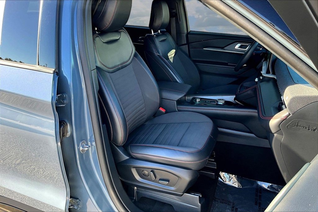 Certified 2025 Ford Explorer ST-Line w/ Premium Package AWD/4WD image 32