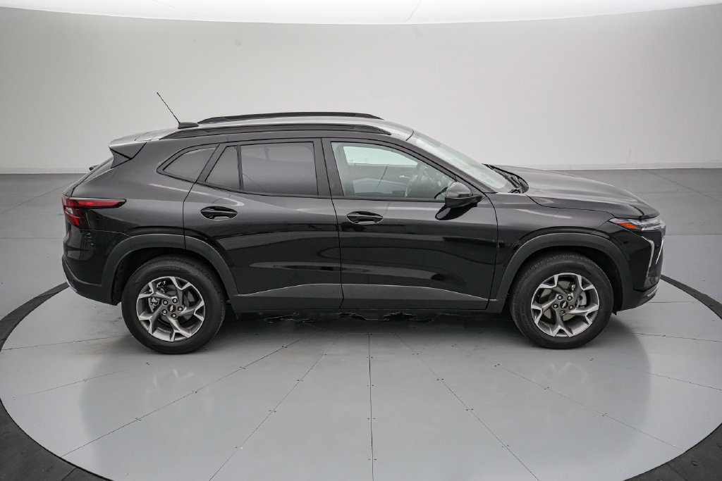 Used 2026 Chevrolet Trax LT FWD image 3