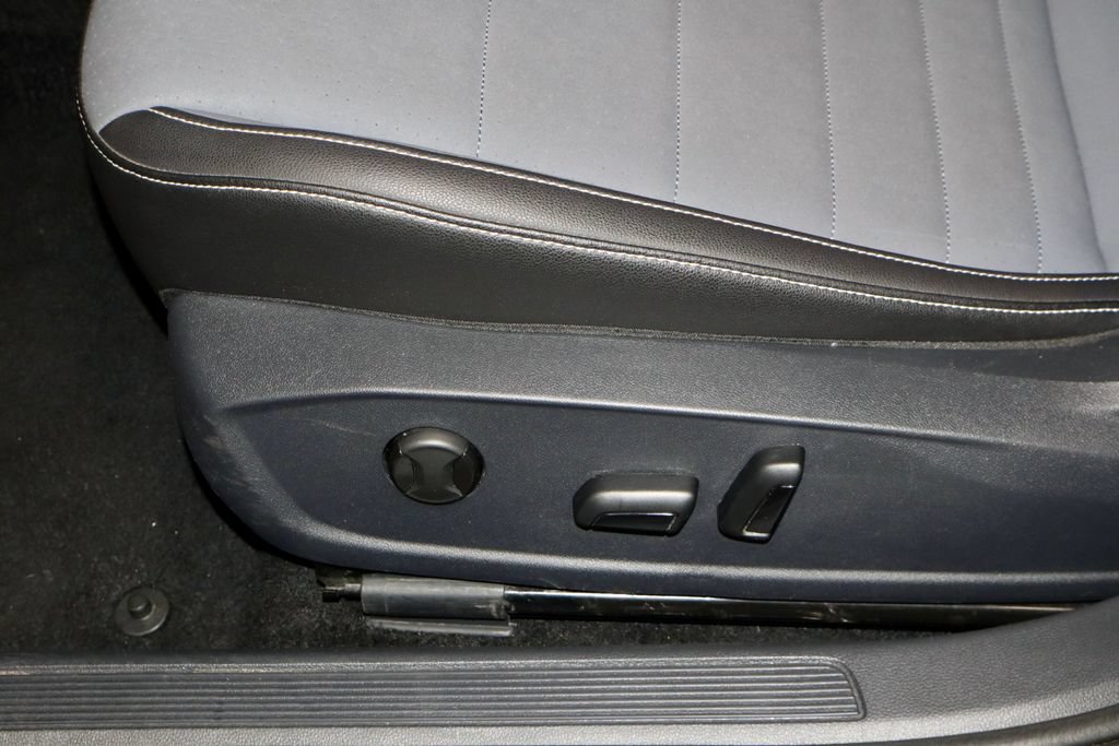 Used 2025 Volkswagen Jetta SE FWD image 24