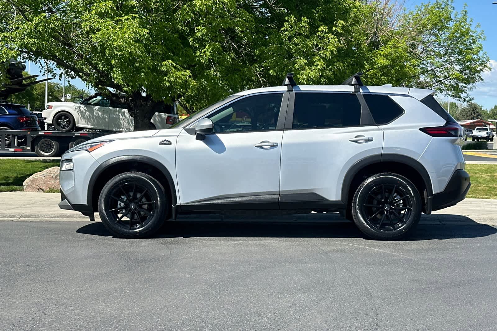 Used 2023 Nissan Rogue SV AWD/4WD image 5