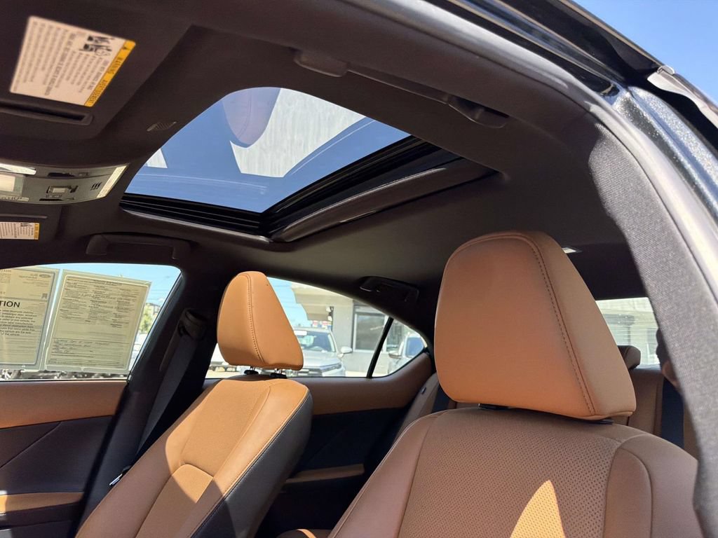 Used 2023 Lexus IS 300 w/ Comfort Package RWD image 31