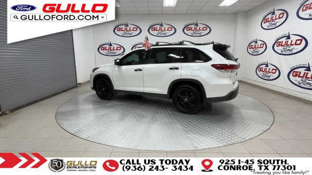 Used 2019 Toyota Highlander SE w/ Nightshade Edition FWD image 7