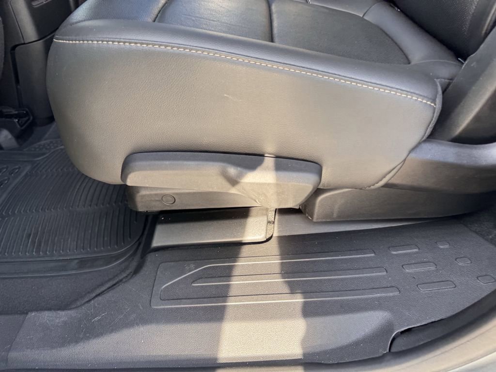 Used 2023 GMC Acadia SLT image 32