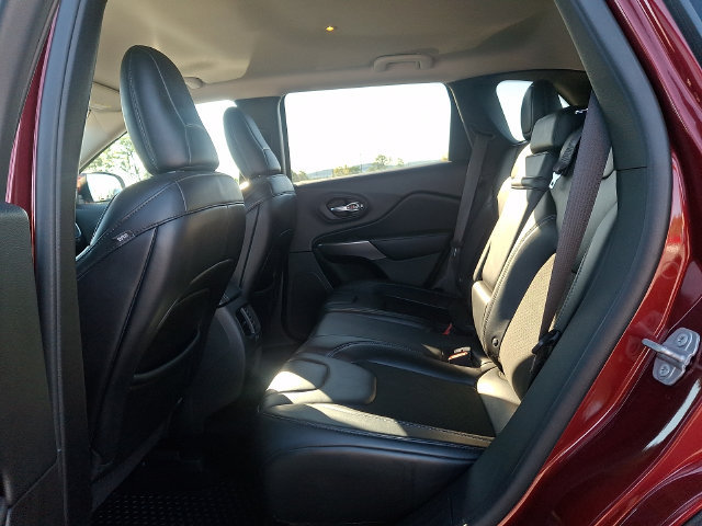 Used 2019 Jeep Cherokee Latitude Plus w/ Cold Weather Group AWD/4WD image 10