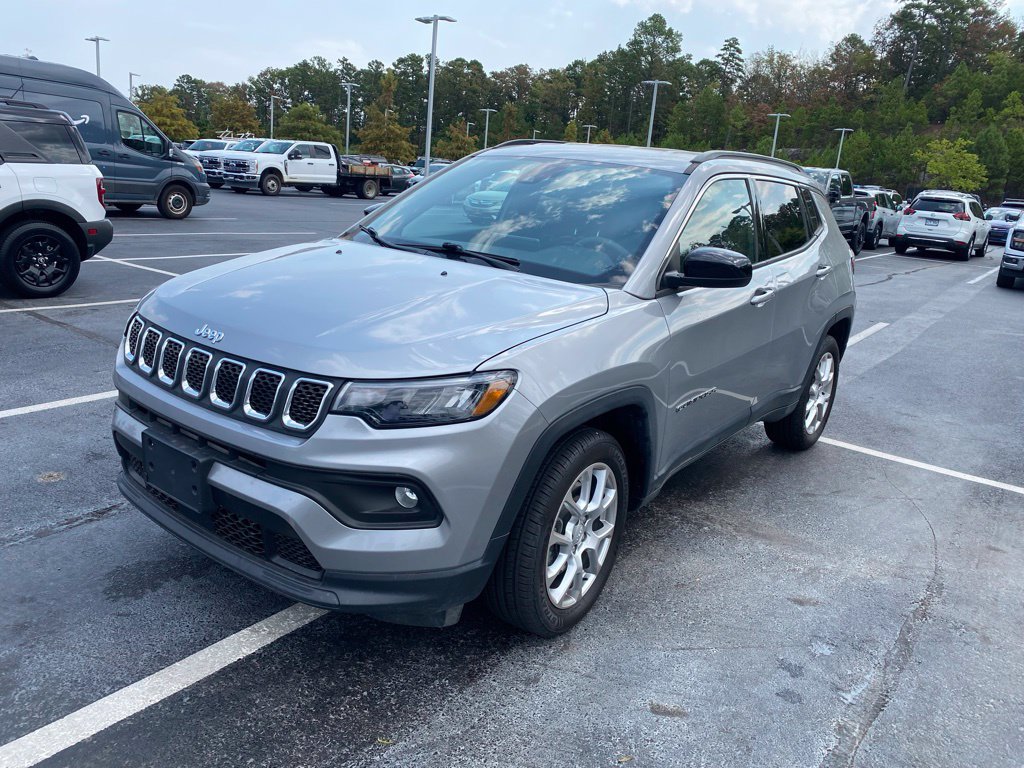 Used 2024 Jeep Compass Latitude AWD/4WD image 3