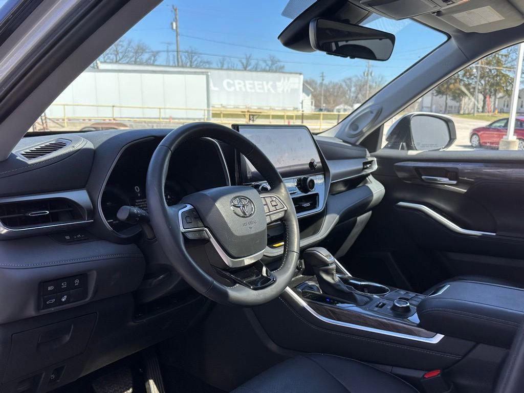 Used 2024 Toyota Highlander Limited AWD/4WD image 10