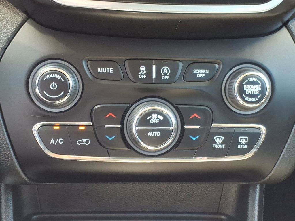 Used 2021 Jeep Cherokee Latitude Lux w/ Comfort/Convenience Group AWD/4WD image 17